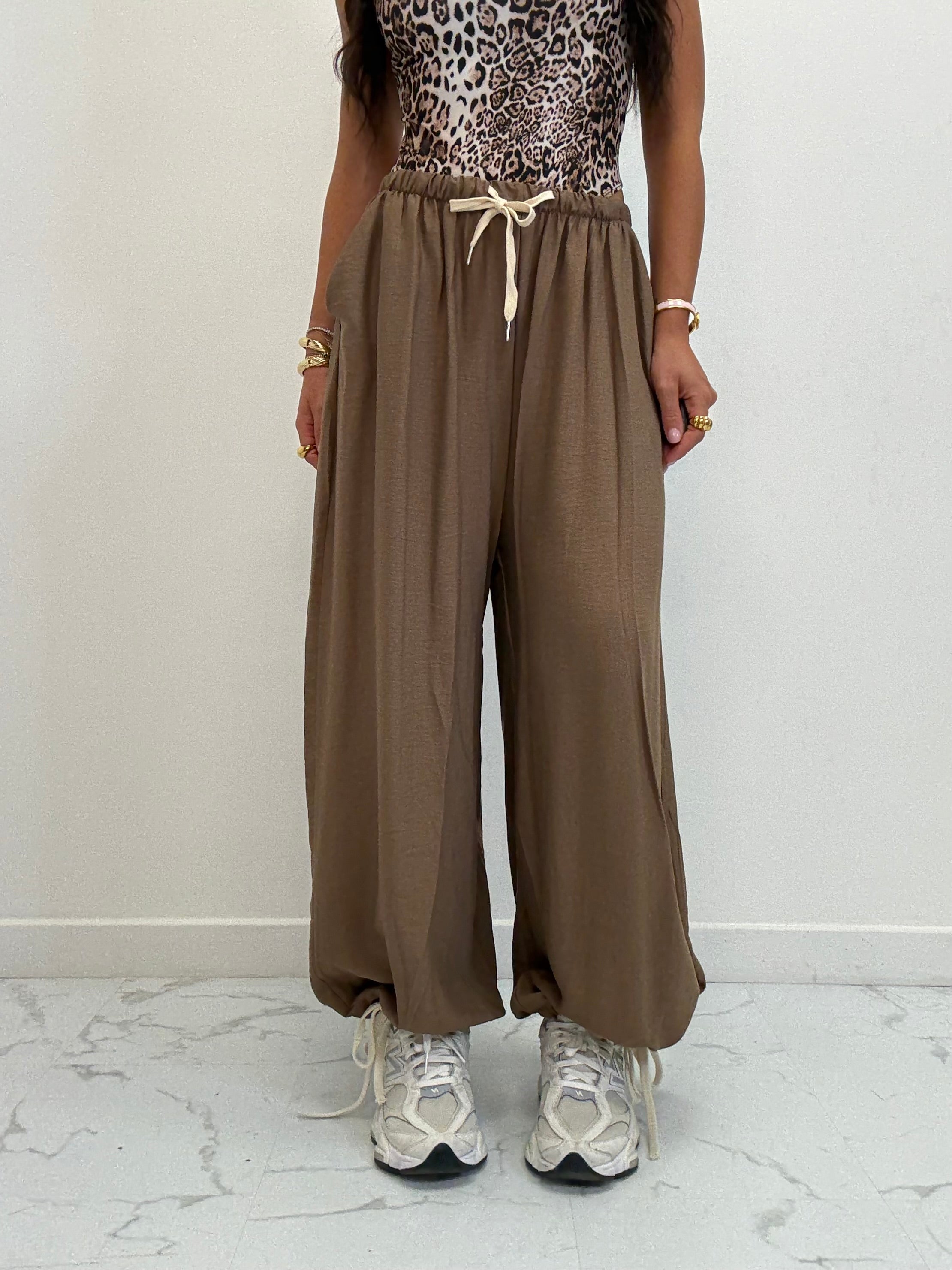 PANTALONE CON COULISSE E LACCETTI ALLA CAVIGLIA 16076