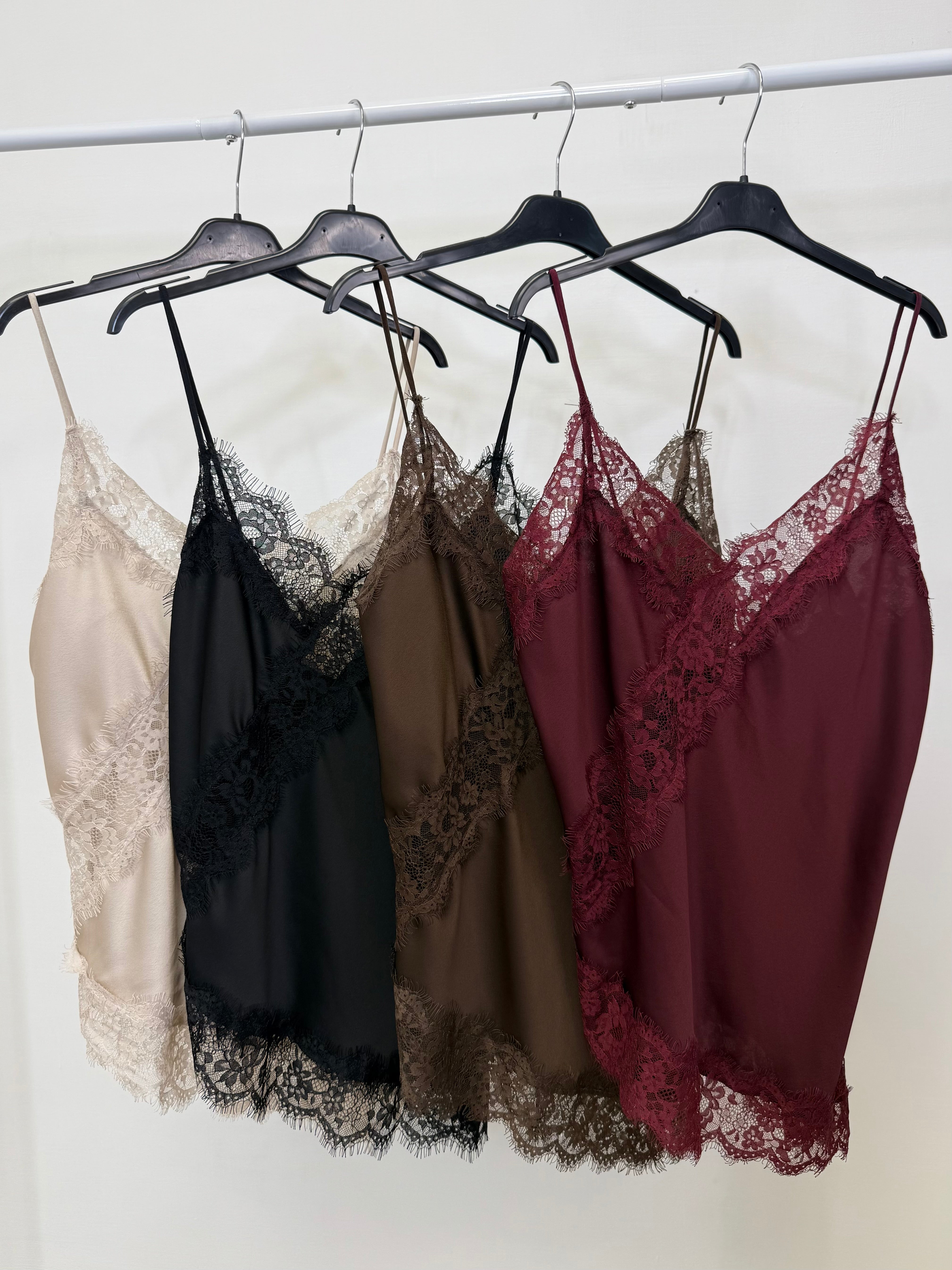 CANOTTA IN RASO CON INSERTI IN PIZZO 7805