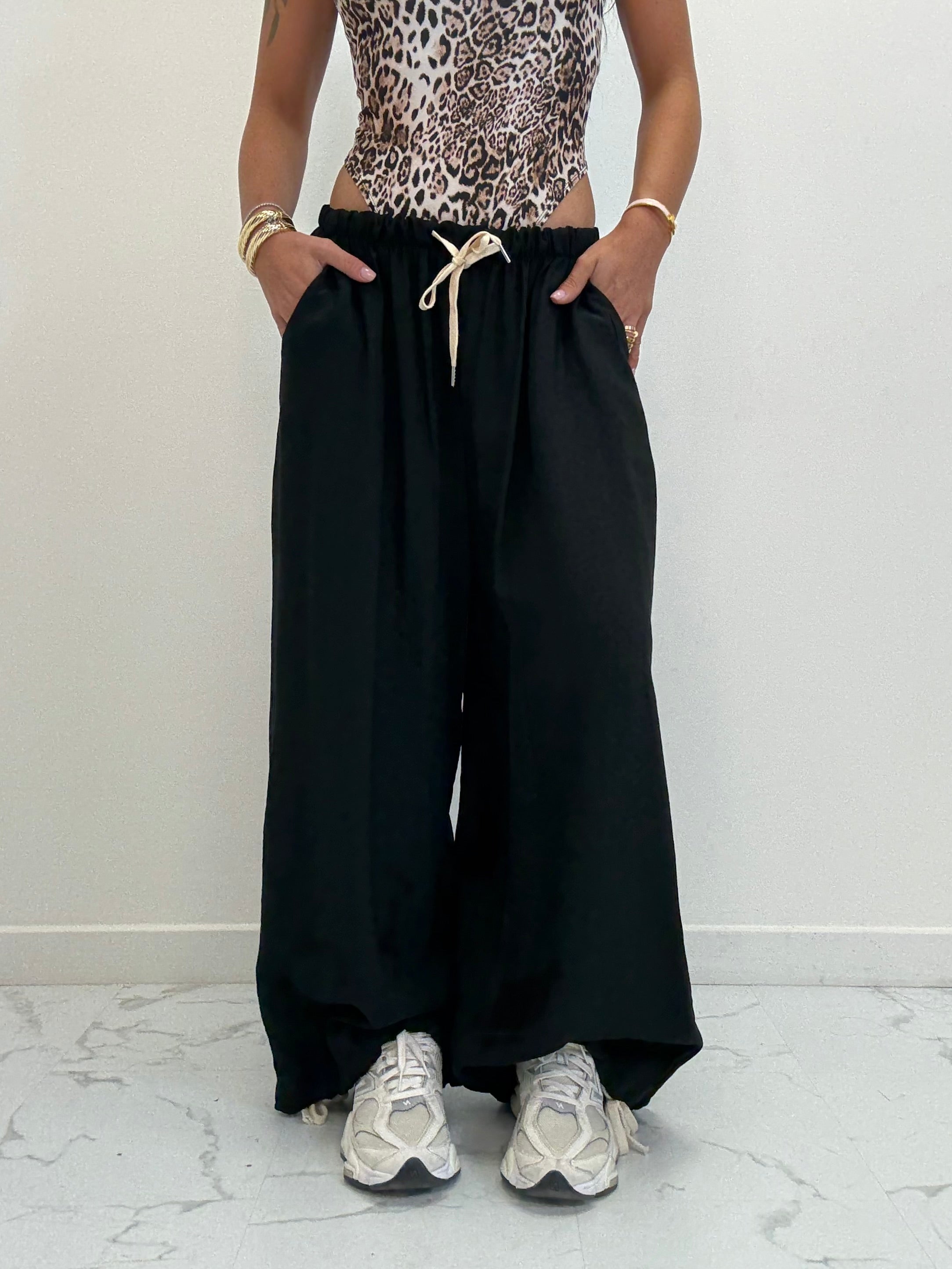 PANTALONE CON COULISSE E LACCETTI ALLA CAVIGLIA 16076